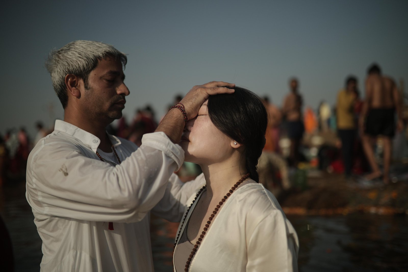 Foreign devotees from Hong Kong, Japan and Philippines, under the guidance of their Guru Naveen Da Healer, took a dip of faith in the Maha Kumbh that has come after 144 years through meditation, devotion and spirituality.