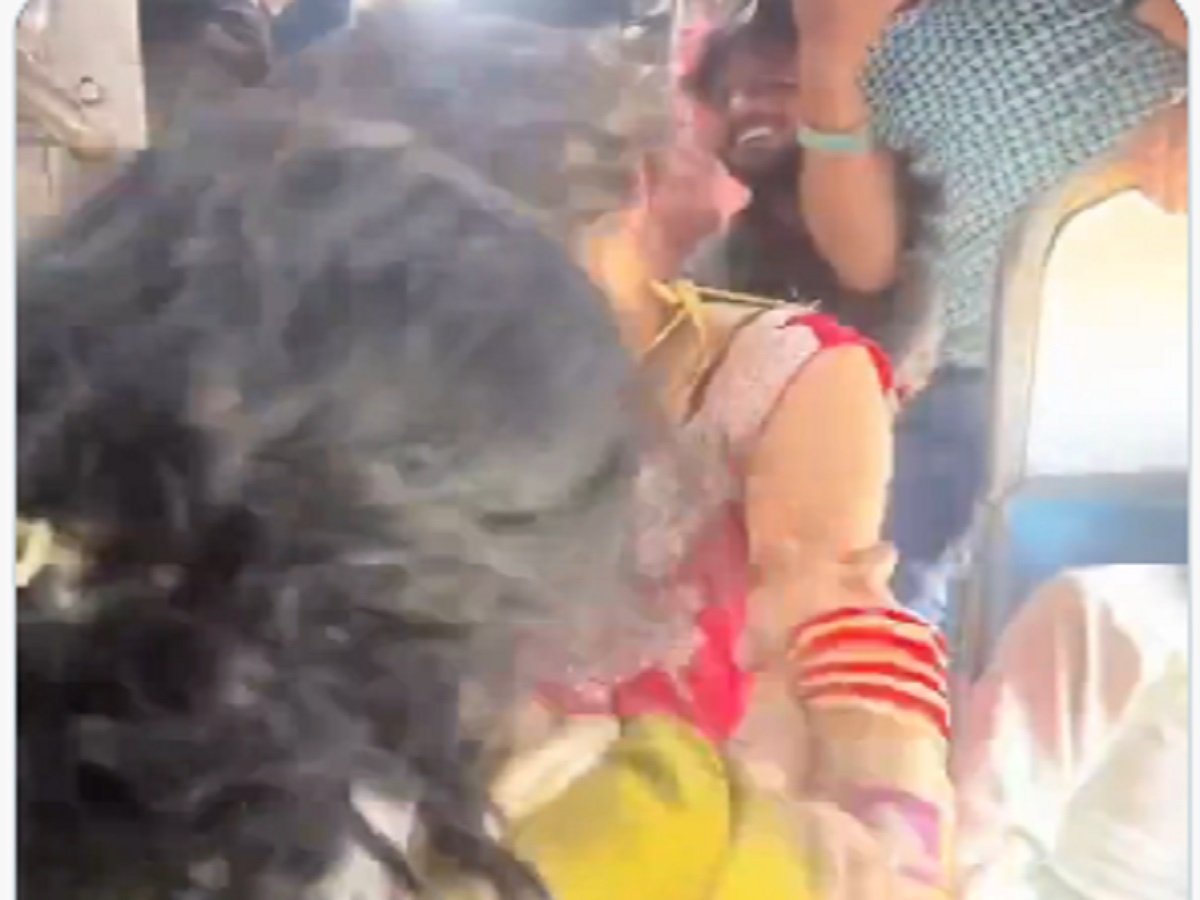Train Video Viral : Two Women Start Doing This in Front of Everyone
